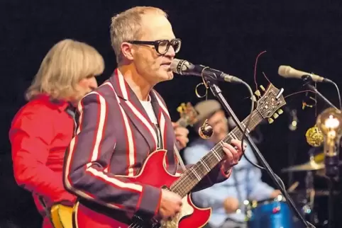 Cooles Sakko: Frontmann Markus Berges mit dem Bassisten Ekki Maas und Schlagzeuger Christian Wübben.