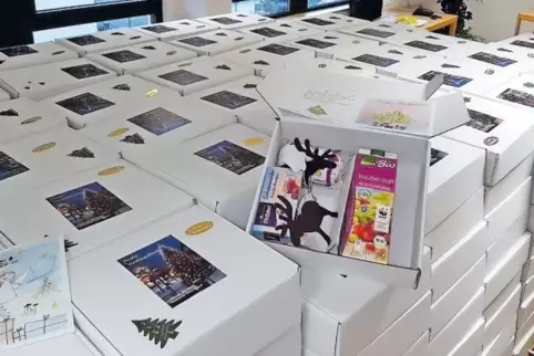Die Stapel werden von Jahr zu Jahr höher: Die Weihnachtspäckchen für die Ü-80-Generation in Ramstein-Miesenbach. Eifrige Helfer 