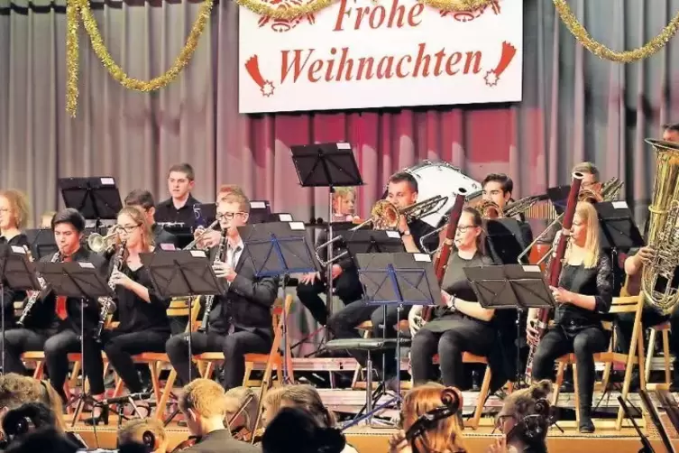 Das Jugendstreichorchester und das Sinfonieorchester der Kreismusikschule hatten sich für das Weihnachtskonzert zusammengeschlos