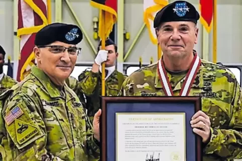 Eine von Präsident Trump signierte Urkunde erhielt der scheidende General Hodges von Nato-Oberbefehlshaber Scaparrotti (li.).