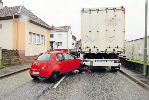 Auf einen geparkten Lastwagen krachte dieser Pkw in Erfenbach.
