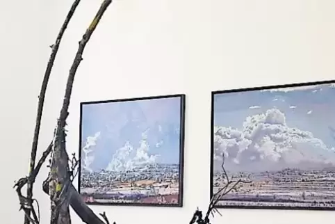 „Wolkenmacht und Tiergeflüster“ heißt die letzte Ausstellung des Jahres in der Galerie Upart – warum, erklärt sich ganz unmittel