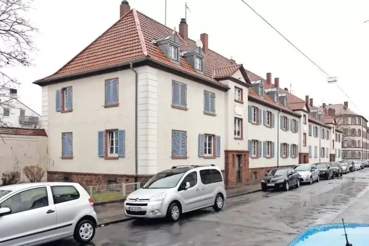 Die Stadt besitzt 41 Mehr- sowie 23 Ein- und Zweifamilienhäuser – beispielsweise in der Vogesenstraße (Bild). Dazu kommen das Ne