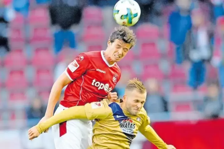 In dieser Saison meist Innenverteidiger: FCK-Defensivspieler Patrick Ziegler. Rechts Aues Pascal Köpke.