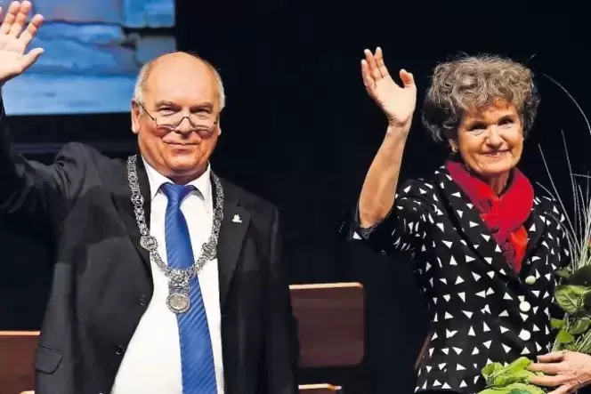 Gestern Abend um 20.52 Uhr: Hans Georg und Jutta Löffler verabschieden sich auf der Bühne des Saalbaus von den Neustadter Bürger