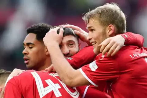 Kaiserslauterns Brandon Borrello (Mitte) jubelt mit Sebastian Andersson (rechts) und Kaiserslauterns Phillipp Mwene über seine V