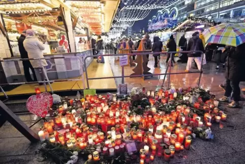 Der Weihnachtsmarkt auf dem Berliner Breitscheidplatz findet statt – aber ein Meer von Trauerlichtern erinnert daran, was hier v