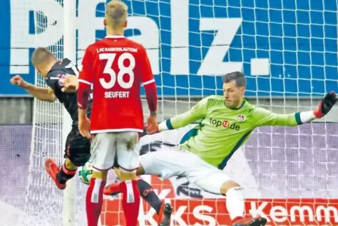 Erneut hielt Marius Müller großartig. In dieser Szene scheiterte Club-Kapitän Hanno Behrens am Lauterer Schlussmann.
