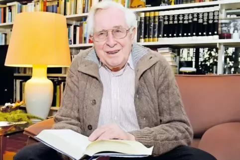 Wird morgen 85 Jahre alt: Speyers Ehrenbürger Bernhard Vogel in seinem Wohnzimmer.
