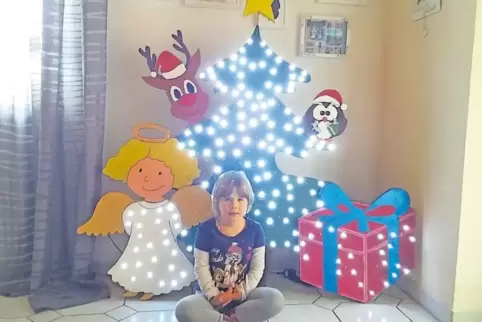 Ist seit Jahren glücklich über ihren leuchtenden Adventskalender: die fünfjährige Johanna aus Winnweiler.