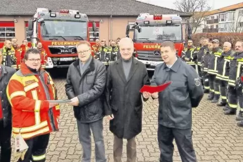 Bei der Übergabe der beiden Feuerwehrfahrzeuge in Altrip: der Altriper Ortsbürgermeister Jürgen Jacob, der Waldseer Wehrführer P