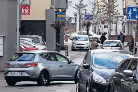 Ab 1. Januar wird die Neubergtsraße zur Einbahnstraße. Von der Weinstraße kommend können Autos dann nur noch nach links abbiegen