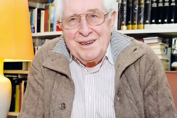 Wird morgen 85 Jahre alt: Speyers Ehrenbürger Bernhard Vogel in seinem Wohnzimmer.