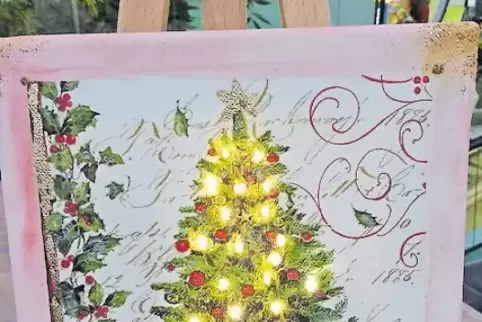 Mit einer Prickelnadel macht Maren Beiner zunächst Löcher in den Stoff, dann wird die Lichterkette angebracht.