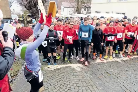 Doppelter Einsatz für Kuseline Anna-Maria Woll beim Weihnachtsmarktlauf in Offenbach-Hundheim: Zunächst schickte sie als Starter