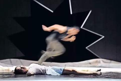 Fesselnde Szene am Ende des ersten Aktes: Giselle (Risa Yamamoto ) stirbt, Hilarion (Huy Tien Tran) flieht.