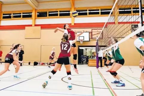 Volle Kraft voraus: Sara Gütter (Nummer zwölf) und Denise Bennewart vom SV Steinwenden lassen Hanna Wecker von den BW-Volleys (a