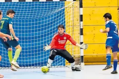 In dieser Szene des Endspiels hatte der SVN Zweibrücken mächtig Glück: Nach einem Eckball vergeigte Lembergs Dennis Siewert (Dri
