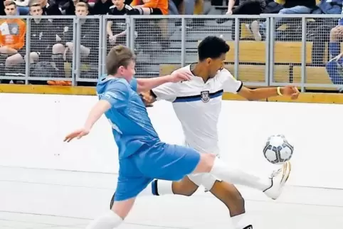 Das neue B-Junioren-Team von Ausrichter PSV Pirmasens trifft in seinem ersten Spiel gleich auf den FSV Frankfurt. Hier versucht 