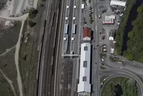Die Regionalbahn stand auf Gleis 4 im Wörther Bahnhof und musste danach zur Reinigung in die Werkstatt.  Foto: LER