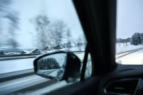 Trotz Schnee ist das Verkehrschaos am Montagmorgen bislang ausgeblieben. Foto: dpa