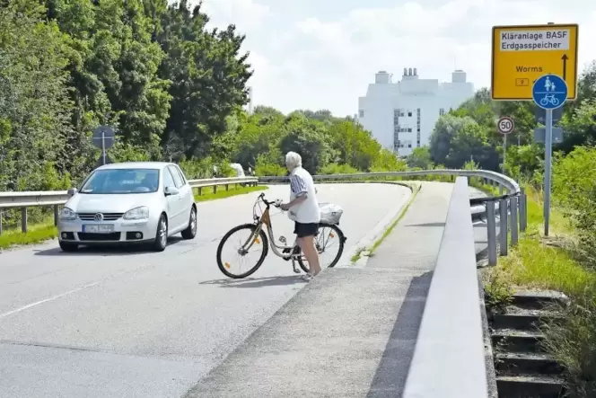 Ein Gefahrenpunkt an der K 3: das Ende des Radwegs an der Brücke über die B 9. Ein Gefahrenpunkt an der K 3: das Ende des Radwegs an der Brücke über die B 9.