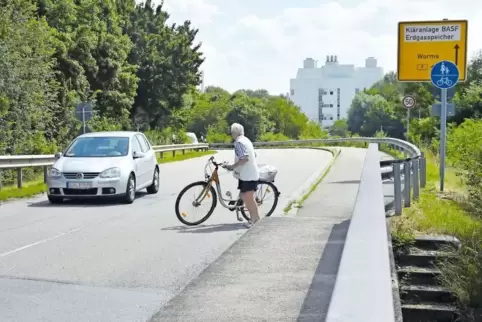 Ein Gefahrenpunkt an der K 3: das Ende des Radwegs an der Brücke über die B 9.