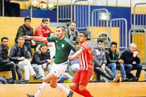 Blick nach vorn und auf den Ball: Nikolaj Revin (links) von der SG Eintracht und Ilyes Barbana von Fatihspor I wollen eine Runde