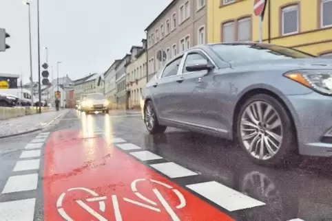 Der Verkehr fließt wieder: die Talstraße in Höhe des Lidl.