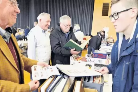 Bernhard Jantzer mit seinem Enkel Jakob Reiß beim Briefmarkentauschtag in Kandel.