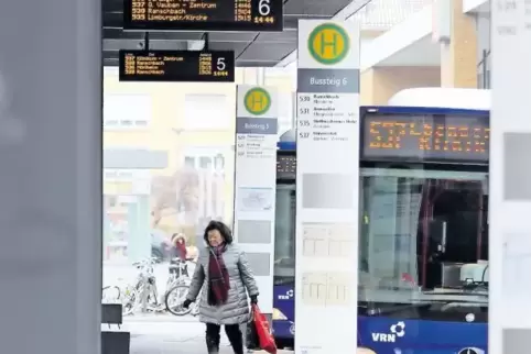 Der Busbahnhof Landau ist für viele Leute nur Zwischenstopp.