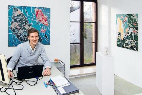 Umrahmt von Kunst: Comebeck-Vorstand Christopher Naumann bei der Arbeit. Sein Büro ist Bestandteil der Galerieräume im Homburger