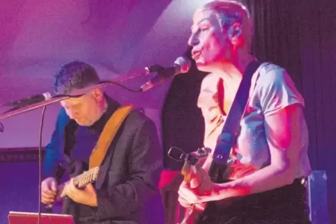 Zog die Zuhörer im Schalander sofort in ihren Bann: Musikerin Barbara Lahr mit ihrem musikalischen Begleiter Bernhard Sperrfecht