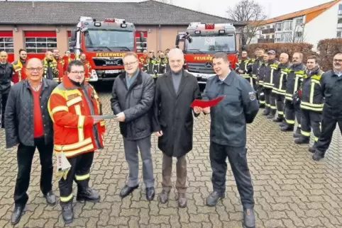 Das Wichtigste im Hintergrund – die Kameraden und die neuen Fahrzeuge. Und vorne, nicht minder wichtig, die Offiziellen bei der 