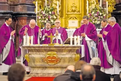 Deutsche Bischöfe bei der Eucharistiefeier im Rahmen ihrer Frühjahrsvollversammlung im vergangenen Jahr: Seit Oktober müssen sie