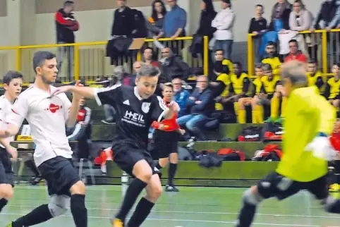 Kommt der Torwart noch an den Ball? Szene aus der Partie bei den C-Junioren zwischen ASV Winnweiler (in Weiß) und JFV Nord-Westp