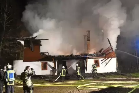 Das Vereinsheim der Brothers of Freedom steht in Flammen. Foto:Franck 