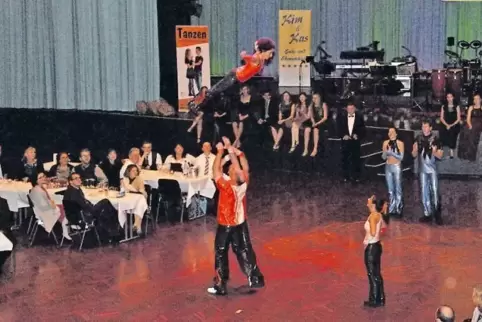 Gewagte Sprünge in luftiger Höhe zeigten die Golden Fifties.