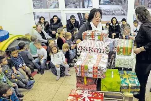 Ja ist denn heute schon Weihnachten? Die Kinder von Asylbewerbern wurden von den Kita-Kindern schon vergangenen Mittwoch bescher