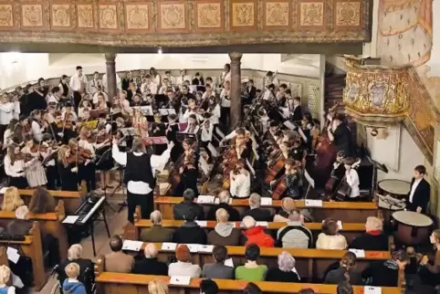 Volles Haus in der protestantischen Kirche beim Weihnachtskonzert des Fußgönheimer Spielkreises.