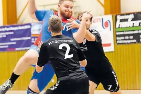 Spielgemeinschaften unter sich: Aaron Werner von der HSG Lingenfeld/Schwegenheim (am Ball) trifft auf Matthias Handrich und Chri