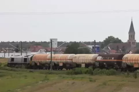 Ein Güterzug auf der Durchfahrt durch den Landkreis Germersheim in Richtung Karlsruhe vor der Gemeinde Rülzheim.  Foto: Van 