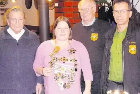 Schützenkönigin Melany Bernhardt umringt vom bisherigen Schützenkönig Heinz Gleber (rechts neben ihr), Schießleiter Dieter Scheu
