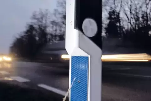 Soll Wildschweine abschrecken: blauer Reflektor an einem Straßenleitpfosten im Kreis.