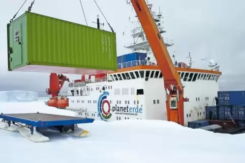 Versorgung auf dem Seeweg: Der Forschungs-Eisbrecher „Polarstern“ des Alfred-Wegener-Instituts in Bremerhaven setzt bei der Anta