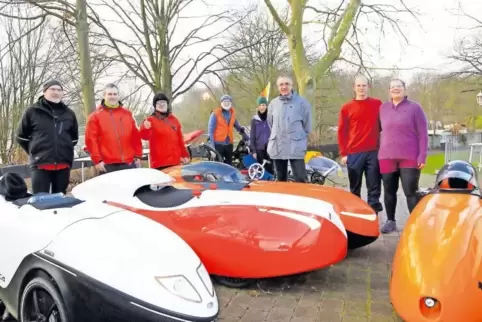 Teilen die Leidenschaft fürs Velomobil (von links): Christoph Koppenhöfer und Christoph Neumann sowie die Teilnehmer ihres erste