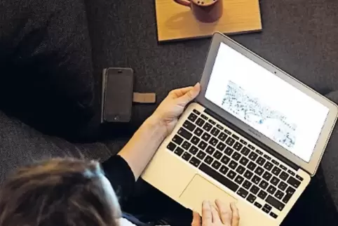 Dienst-Mails zu Hause auf der Couch – das kann in Stress ausarten.