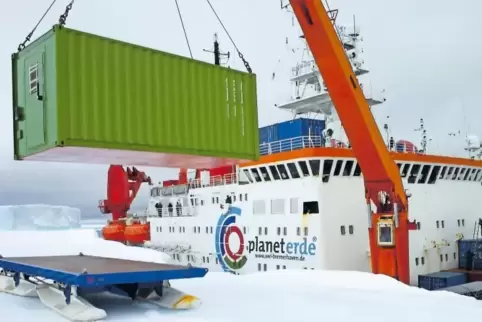 Versorgung auf dem Seeweg: Der Forschungs-Eisbrecher „Polarstern“ des Alfred-Wegener-Instituts in Bremerhaven setzt bei der Anta