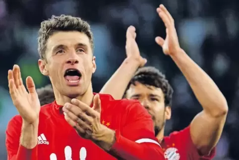 Punktspiele, Pokal, Länderbegegnungen: Superstars wie Thomas Müller von Bayern München werden immer mehr belastet.