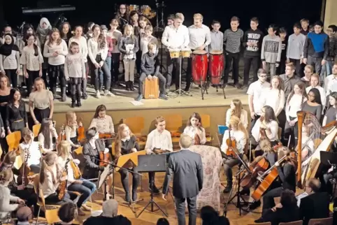 Beim Weihnachtskonzert im Scholl-Gymnasium standen Schüler aller Altersgruppen auf der Bühne.